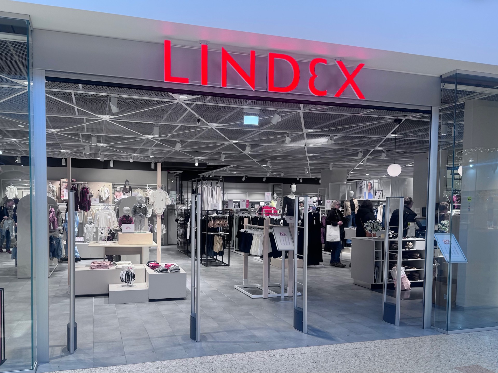 Before: Lindex entrance – existing gate layout