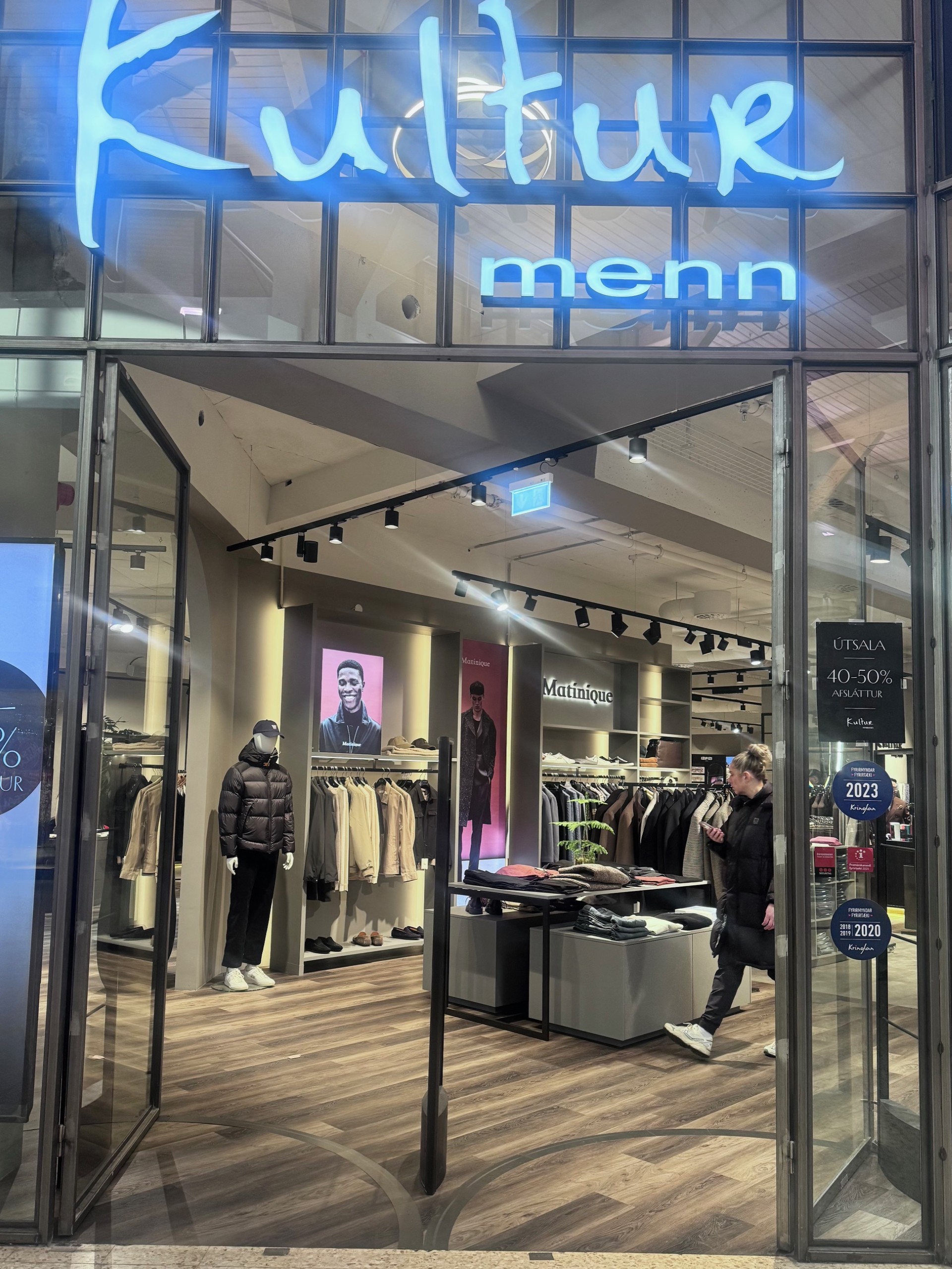 Retail entrance – example where gate spacing affects first impression